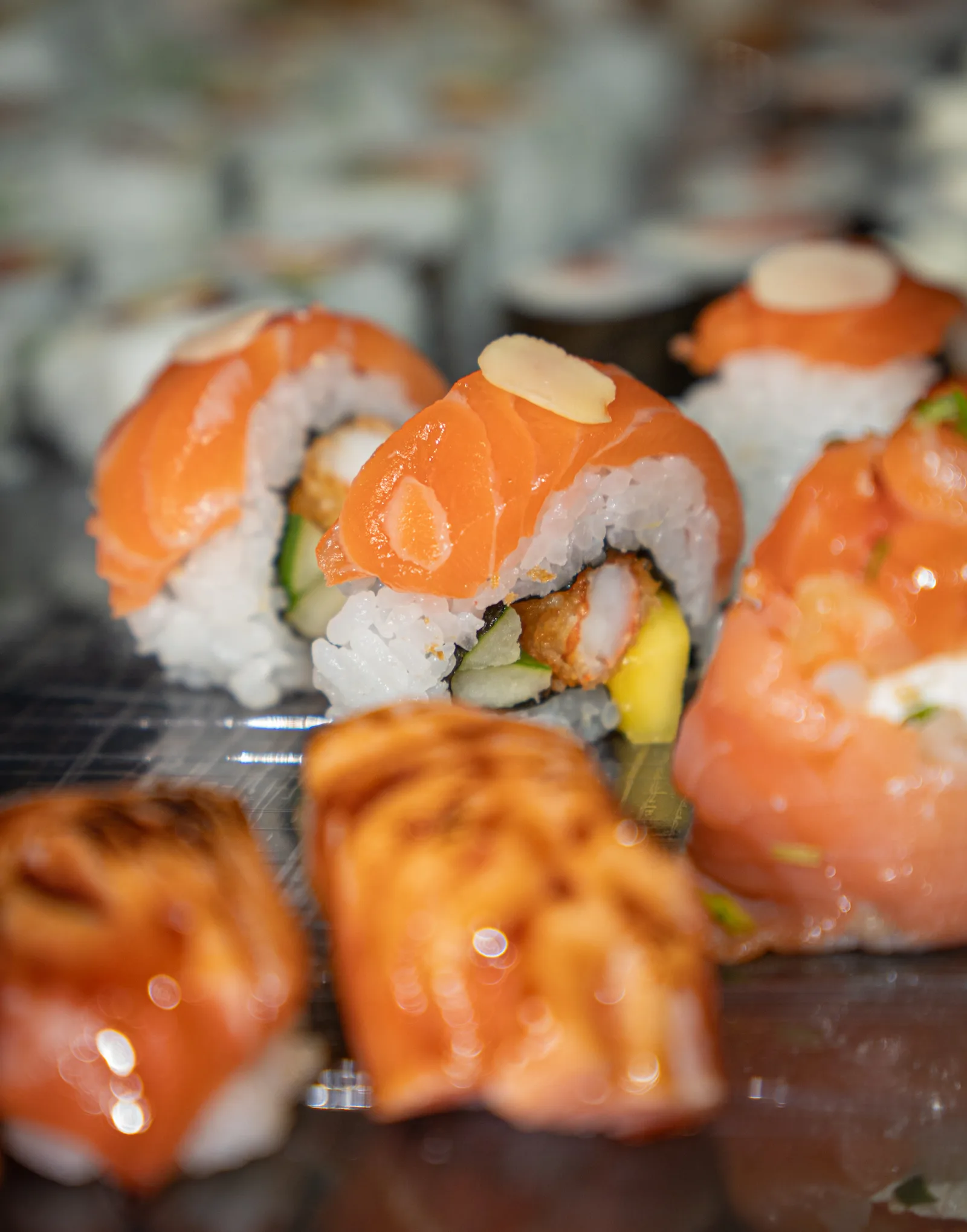 Uramakis de salmão, camarão e manga do Japey Sushi em Oliveira de Frades