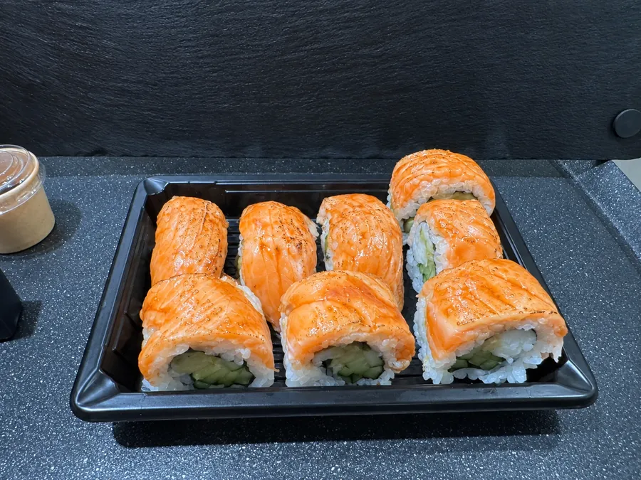 Uramakis de salmão fresco maçaricado
